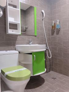 een badkamer met een toilet, een wastafel en een douche bij Clover house-自助式無人旅店 in Zhongli