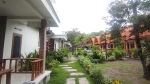 a walkway between two houses in a yard at Kristal Garden in Sekotong