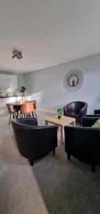羅伊斯頓的住宿－Maple by Paymán Club，带沙发、椅子和桌子的客厅