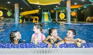 コパオニクにあるApartman Dream,Kraljevi Čardaci, sa garažnim mestomの子供3名はスイミングプールに座っています。