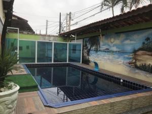 una piscina frente a una casa en Nova Tupy en Praia Grande