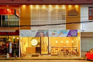 uma frente de loja com bicicletas estacionadas do lado de fora em Paknap Hostel em Nan