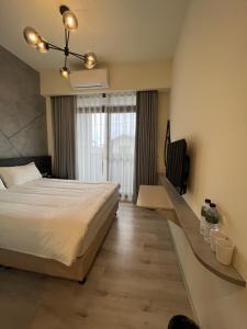 花蓮市的住宿－北緯23點5度民宿-車位可預訂，一间卧室配有一张大床和电视