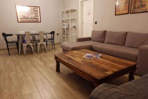 sala de estar con sofá y mesa en En el corazón de la ciudad, en Badajoz