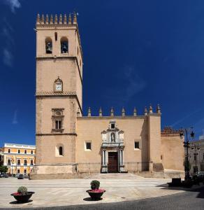 un gran edificio de ladrillo con una torre de reloj en En el corazón de la ciudad, en Badajoz