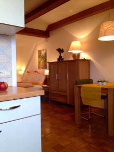 eine Küche und ein Esszimmer mit einem Tisch und einem gelben Stuhl in der Unterkunft Haus Ferdinand in Fernitz