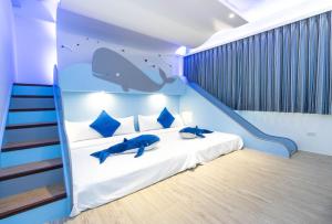 頭城的住宿－鯨艷民宿，卧室配有一张挂有鲨鱼壁画的床