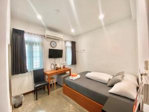 バンコクにあるTiny Taladnoi Hostelのベッドルーム1室(ベッド1台、デスク、コンピュータ付)