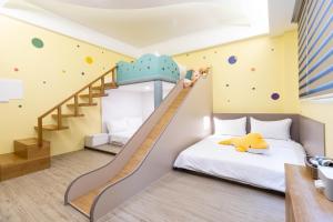 頭城的住宿－鯨艷民宿，儿童间 - 带双层床和楼梯