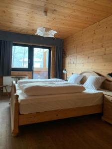 una camera da letto con un letto grande con una parete in legno di Ferienwohnung Kiem a Kitzbühel