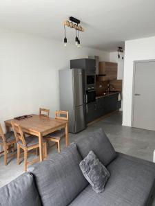 sala de estar con sofá, mesa y cocina en Apartman Jizerky en Janov nad Nisou