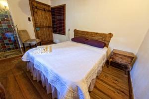 ein Schlafzimmer mit einem großen Bett mit einer weißen Decke in der Unterkunft Birgi Hotel Saliha Hanim Tas Konak in Birgi
