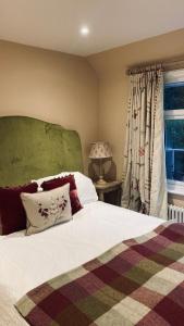 1 dormitorio con cama y ventana en Elmo Lodge en Salcombe