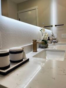 een badkamer met een wastafel en een grote spiegel bij Luxury Condo-Downtown Bellevue in Bellevue