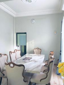 a dining room with a table and chairs at Superbe maison dans un quartier calme - Bénin in Ekpé