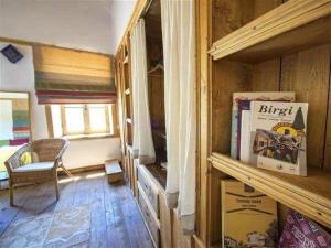 BirgiにあるBirgi Hotel Saliha Hanim Tas Konakの二段ベッド1組、椅子、窓が備わる客室です。