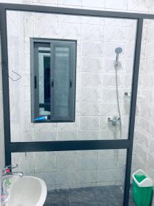 baño con espejo y lavabo en Superbe maison dans un quartier calme - Bénin, en Ekpé