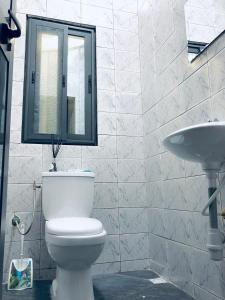 y baño con aseo blanco y lavamanos. en Superbe maison dans un quartier calme - Bénin, en Ekpé