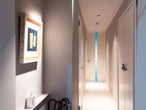 a hallway with a blue door in a room at Japan Hinata Hotel 池下駅徒歩2分 1LDK 50平米 8名 in Nagoya