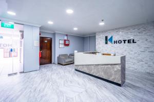 una hall di un hotel con reception di K Hotel 8 a Singapore