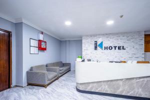 una hall con reception e divano di K Hotel 8 a Singapore