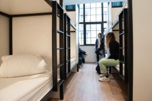 Postel nebo postele na pokoji v ubytování Koba Hostel