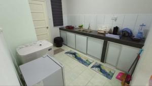 une petite cuisine avec évier et comptoir dans l'établissement WK HOMESTAY PASIR MAS, à Pasir Mas