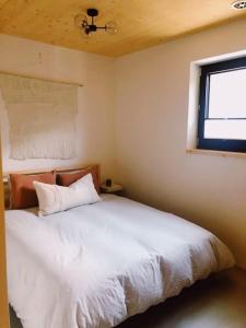 Una cama o camas en una habitación de New relaxing mountain getaway.