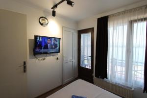 TV a/nebo společenská místnost v ubytování Aphra Hotel Tbilisi