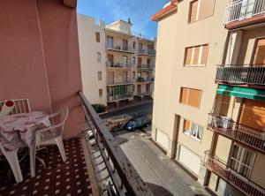 En balkon eller terrasse på Oasi - By Ligooria + 8 billeder