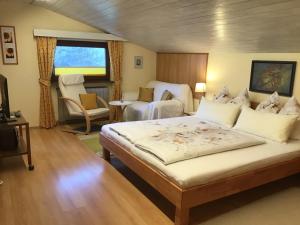 - une chambre avec deux lits, un canapé et une table dans l'établissement Alpbach Apartments, à Reith im Alpbachtal