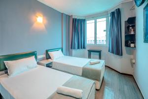 K Hotel 1515 tesisinde bir odada yatak veya yataklar