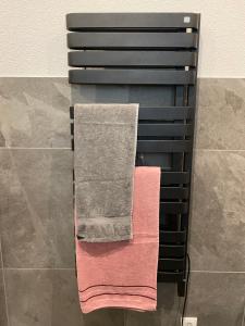a towel sitting on a black chair in a bathroom at Leonies Appartement in Sautens