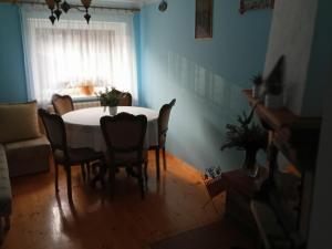jadalnia ze stołem, krzesłami i kanapą w obiekcie Agroturystyka u Janosika w mieście Bozkow