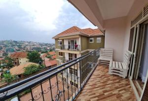 uma varanda com vista para a cidade em Jay's Villa em Kampala