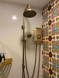 y baño con ducha y lámpara. en Lemon Guesthouse, en Chiang Mai