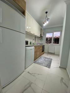 una cucina con elettrodomestici bianchi e una grande finestra di 2bedroom cozy apartment a Istanbul