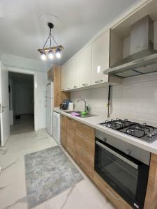 cocina con fogones y fogones horno superior en 2bedroom cozy apartment en Estambul