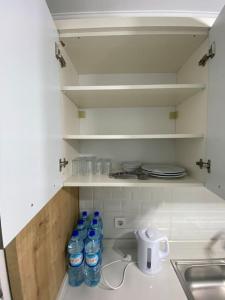 una cocina con botellas de agua y fregadero en 2bedroom cozy apartment en Estambul