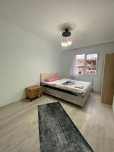 - une chambre avec un lit et une fenêtre dans l'établissement 2bedroom cozy apartment, à Istanbul