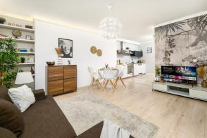 - un salon avec un canapé et une télévision dans l'établissement Best Downtown Apartman, à Budapest