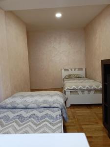 1 dormitorio con 2 camas en una habitación en Tina en Užice