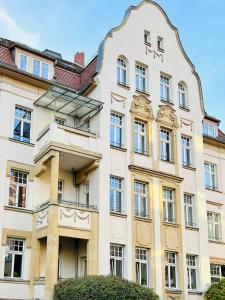 un antiguo edificio en la ciudad de Lyon en Großzügiges Familien Apartment am Kressepark en Erfurt