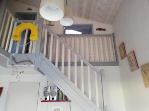 フロンティニャンにあるAppartement Grand Calypsoの黄色い手すり付きの小さな家の階段