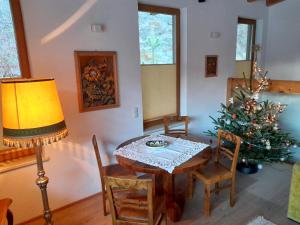 un comedor con una mesa y un árbol de Navidad en Haus Hotz Apart Talblick, en Grins