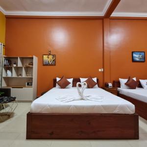 Un dormitorio con una cama con un cisne. en STAY SWEET, en Phnom Penh