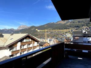 een balkon met uitzicht op de stad bij Appart 3ch. entièrement rénové au coeur de Châtel in Châtel