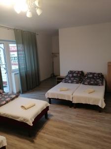 Habitación con 3 camas en una habitación en Noclegi u Eugenii, en Licheń