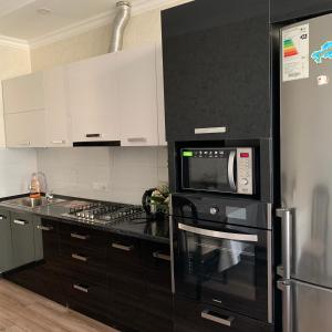 Кухня или мини-кухня в Apartment elit Bishkek
