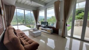 Ruang duduk di Teras Luhur Villa dengan Infinity Pool